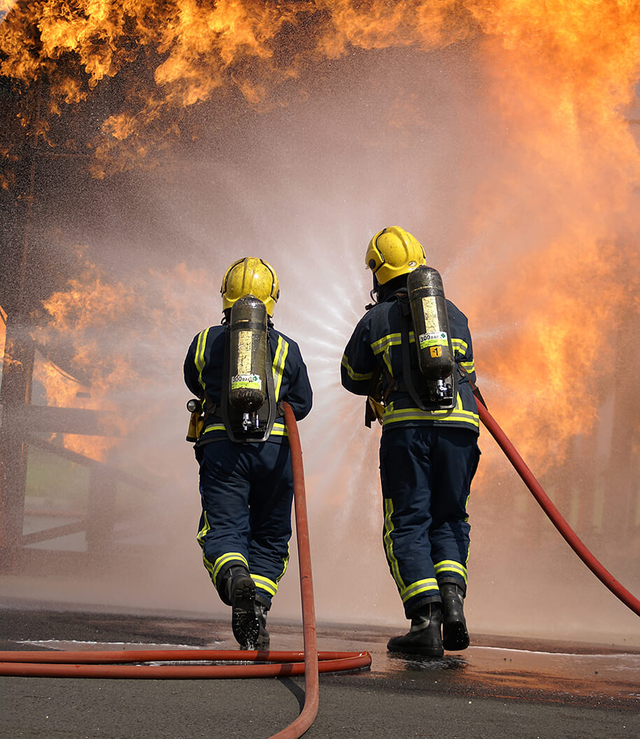 Feuerwehrleute versuchen ein Feuer zu löschen