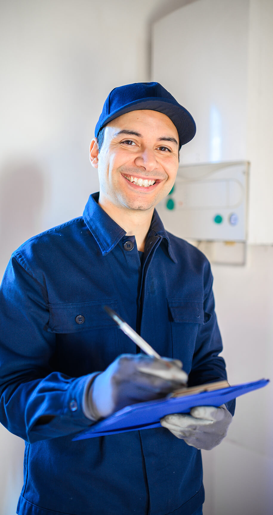 Techniker mit Dokumenten in der Hand